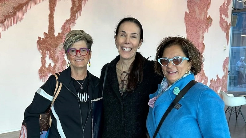 Tamara White enjoy with friends at art gallery